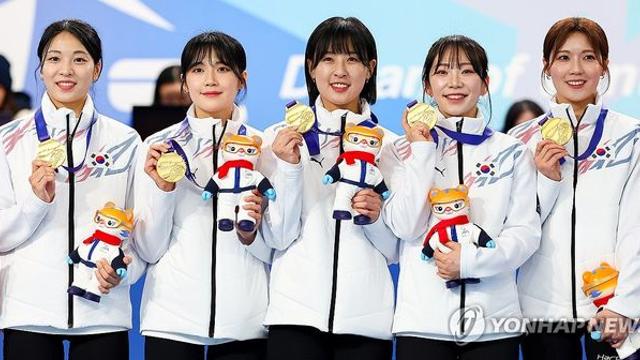 '10전 전승' 여자 컬링 경기도청, 中 꺾고 '퍼펙트 우승'…18년 만 금메달 수확 [하얼빈 현장]