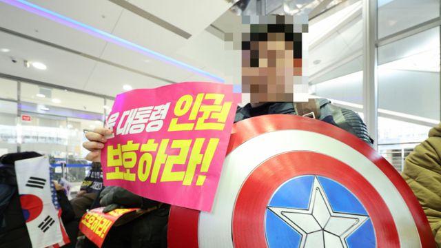'윤 지지' 캡틴 아메리카, 훈방 아냐… '중국대사관 난입' 불구속 수사