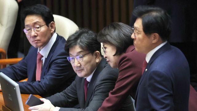 민주당 “권성동이 권성동 해…여야 비호감도 도토리 키재긴데 의미 있나”