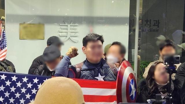 中대사관, '캡틴아메리카' 尹지지자 난입 시도에 