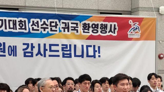 유인촌 장관-유승민 당선인 , AG 선수단 귀국 행사서 함박웃음…“선수단 위한 최고 지원 약속” [IS 인천]