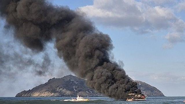부안 해상 어선 화재 실종자 7명 수색 사흘째…선박·인원 추가
