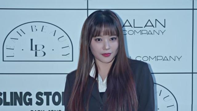 [포토] 시크도도한 매력주의 가수 슬비, '슬링스톤 off쇼 포토월 현장'