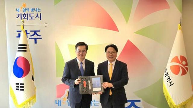 김동연, 민주당 본진 광주 심장 공략… 민생회복지원금, 이재명과 각 세워