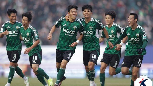 '전진우 결승골' 전북, 김천과 1R 홈 경기서 2-1 역전승… 포옛 감독 데뷔전서 승리