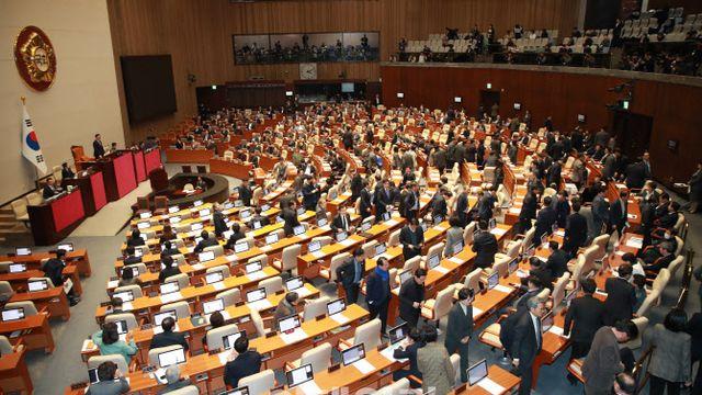 정권교체 51.5% vs 정권연장44.5%…‘교체’ 오차범위 밖 우세[리얼미터]