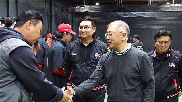 정의선 회장, 美 KIA 타이거즈 스프링캠프 깜짝 방문