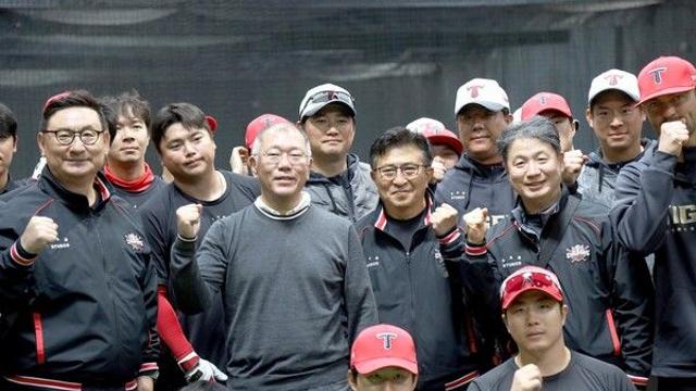 정의선 현대차그룹 회장, KIA 타이거즈 스프링캠프 깜짝 방문…선수단 격려