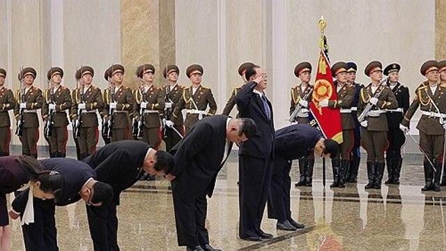 김정은, 4년만에 김정일 생일에 금수산태양궁전 참배(종합)