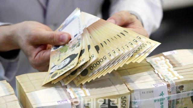 “월급쟁이들 세금, 전체 기업 세금과 맞먹어…올해엔 역전될 수도”