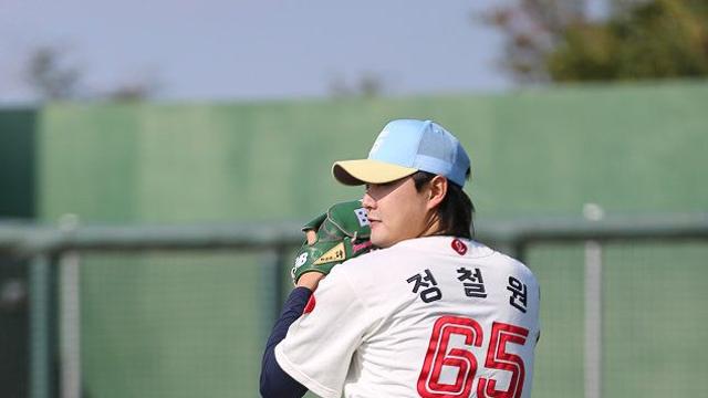 ‘김태형 감독과 재회’ 정철원, 대만서 밝힌 롯데의 새 필승조 희망