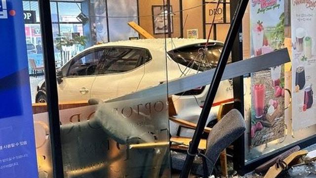 후진하다 카페로 돌진한 SUV…