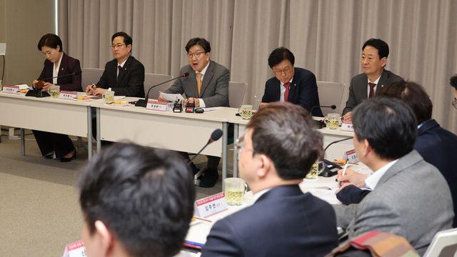 與, 반도체 현장 방문...주52시간 예외 포함한 반도체법 처리 강조