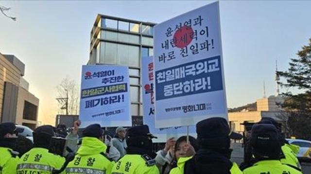 주한日대사관, 일왕생일 리셉션…기미가요에 일왕부부 사진도