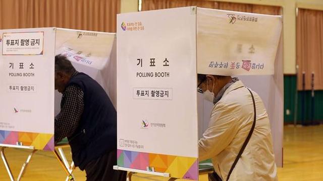 '대통령 선거 치러지면 어느 정당 찍을래?' 여론조사 실시했더니...