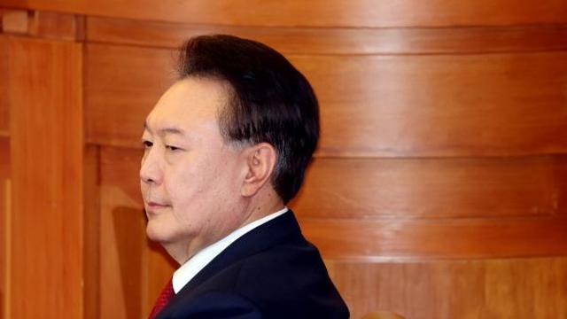 윤 대통령, 4분 만에 퇴정… 
