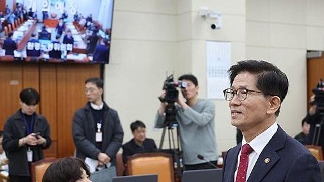 잠룡 김문수, 넉달만에 환노위 출석…野 '때리기'에 與 '엄호'