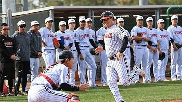 LG 첫 청백전에서 김현수 3안타에 홈런, 김영우 시속 151㎞