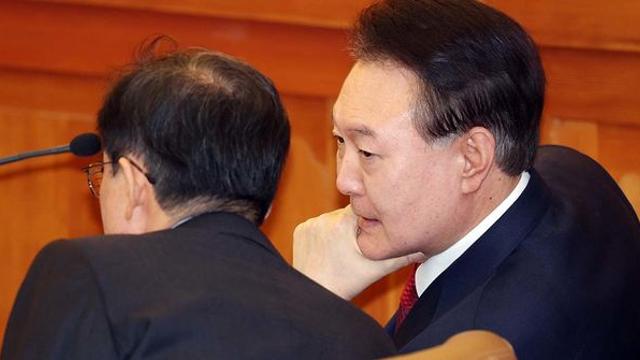 [탄핵심판 10차 변론] 윤 대통령, 변호사와 귓속말 8분 만에 자리 떴다