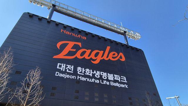 '비대칭' 몬스터월, '국내 최초' 인피니티 풀...개장 앞둔 대전 신구장 [IS 대전]