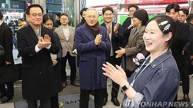 코리아그랜드세일 찾은 崔대행 