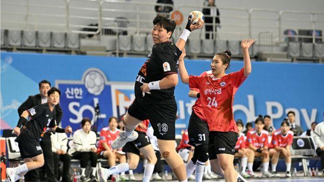 광명 SK슈글즈, 2위 삼척시청 7골차 완파… 개막 12연승