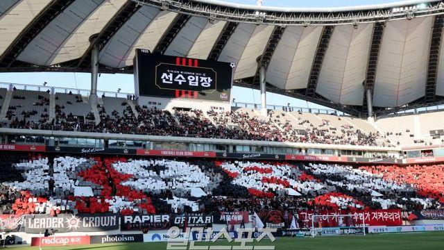 “1983” vs “아주 붉은 것은 이미 보라색”…연고 더비 응원전도 ‘활활’ [IS 상암]