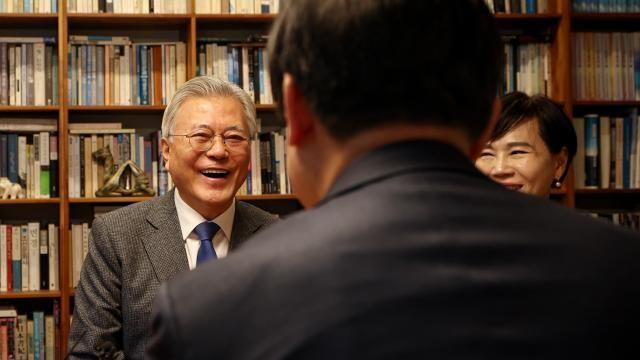 문재인, 현직 소방관 책 소개…