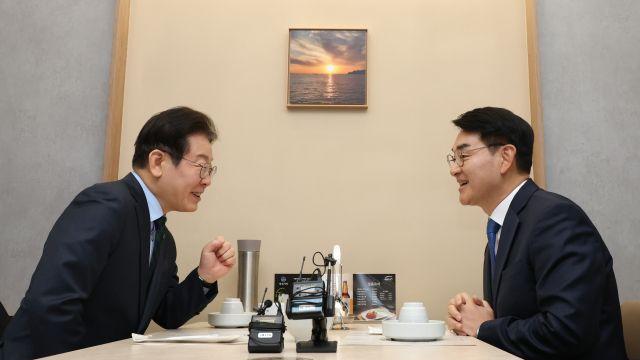 '비명횡사' 박용진 손 잡은 이재명 