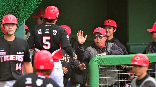 첫 실전 KIA, 히로시마에 3-10 역전패…윤영철-김도현 완벽투+김석환 투런포 빛났다 [오키나와 라이브]