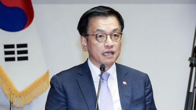 최상목, '막말·갑질 논란' 이충상 인권위원 사표 수리