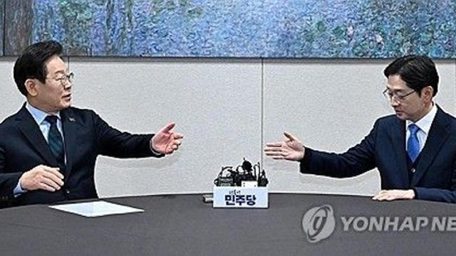 이재명의 두마리 토끼잡기…'조기대선 운동장' 좌우로 잰걸음