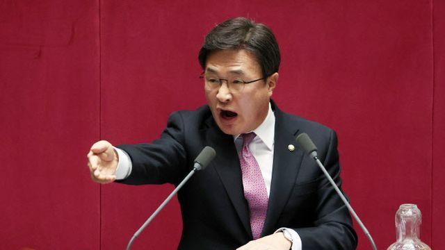 與 “중도보수라던 이재명, 경제악법 발의…‘좌우 오락가락’”