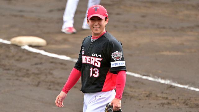KIA 윤영철, 히로시마 타선 삼켰다...첫 실전 2이닝 1K 노히트 완벽투 [오키나와 라이브]