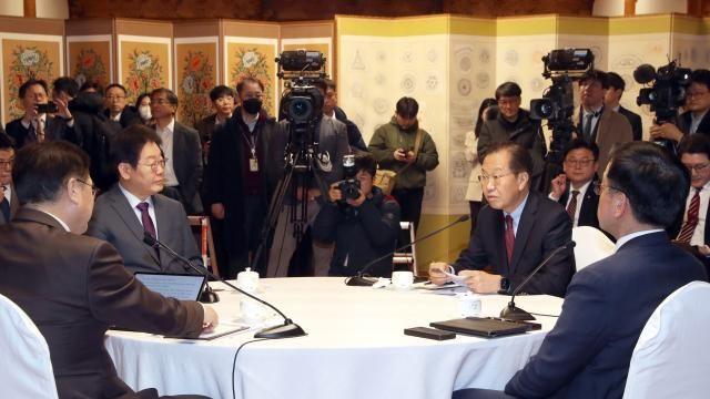 [이주의 여론조사] 민주 40% vs 국민의힘 34%…중도층 與 이탈 본격화하나