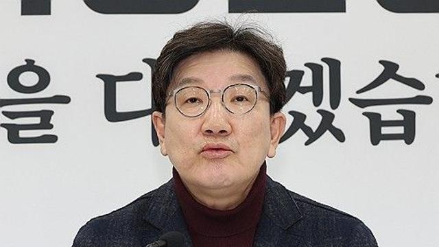 與 '중도 지지율 하락' 갑론을박…