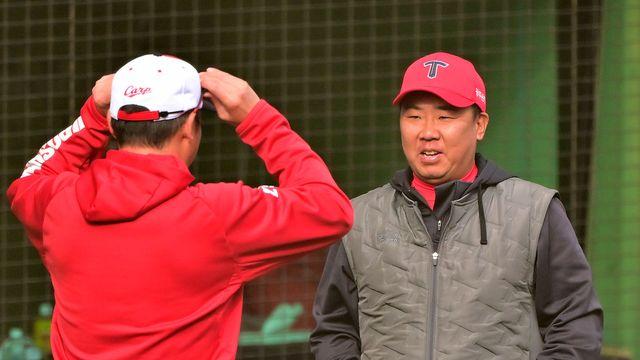 KIA 꽃감독, 윤석민 울렸던 日 레전드에 '우승 기운' 선물했다 [오키나와 스케치]
