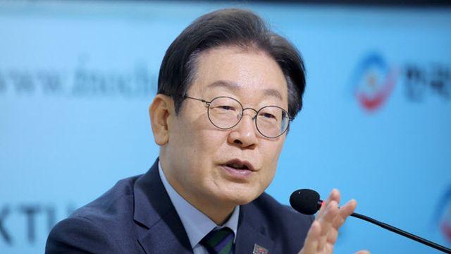 이재명, '국힘 입당하라' 현수막에 “극우범죄당 입당할 생각 없어”