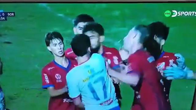 세계축구사 역대급 충격!…신경전 중 주먹으로 얼굴 강타→맞은 선수 즉각 기절→