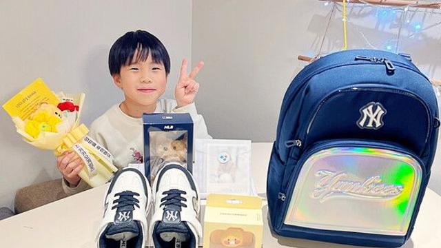 카카오게임즈, 입학철 맞아 책가방, 운동화 등 임직원 자녀 대상 선물