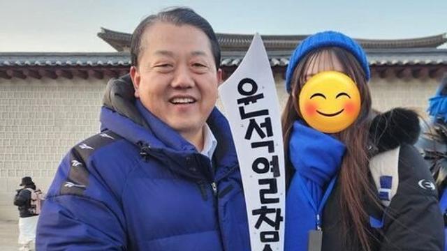 김병주, '윤석열 참수' 모형칼 들고 미소…논란에 