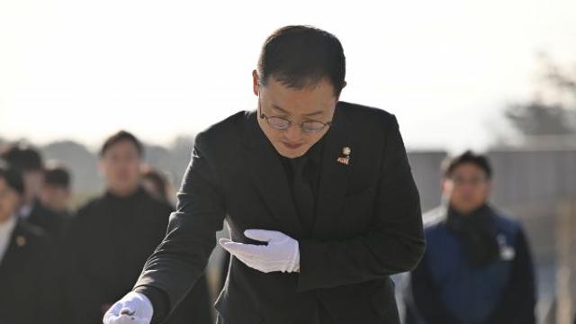 '탄핵 찬성' 김상욱, 5·18묘지 참배… 