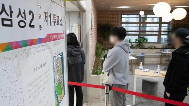 [리얼미터 여론조사] '정권 연장과 정권 교체 중 뭘 원해?' 물었더니...