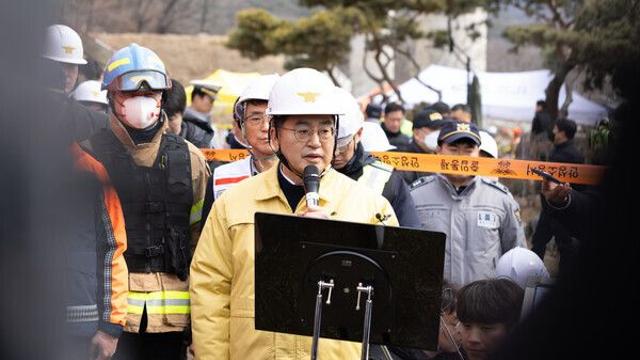김동연, 서울세종고속도로 붕괴 현장 찾아...“매몰돼 계신 한 분을 구조하는 데 만전을 기하도록 해달라”