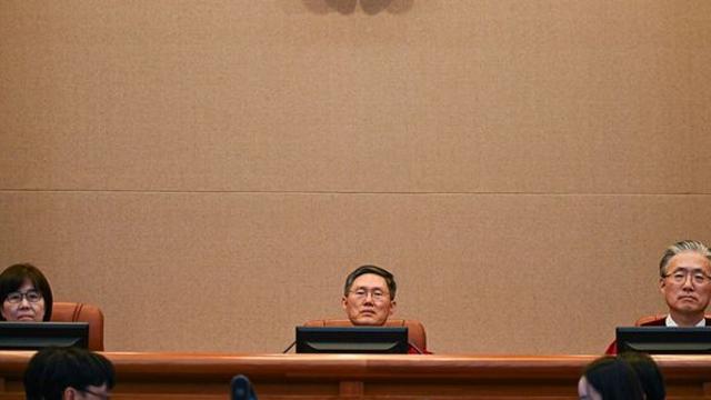 윤석열 대통령 탄핵심판 만장일치 어려울 수도... 찬반 여론 대립에 국민적 관심 고조