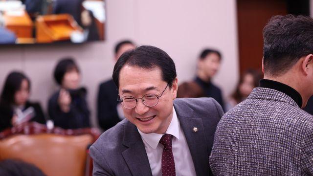 인사 나누는 김건 의원