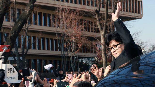 ‘책 출간’ 한동훈, 정계 복귀 시동…보수층 반감 해소 관건