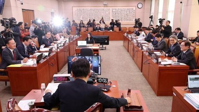 '명태균 특검법' 국회 법사위 통과…내일 본회의 의결 방침
