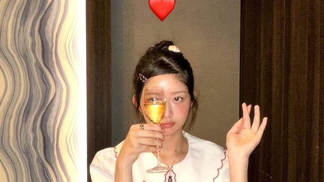 아이브 레이, 거울 셀카마저 사랑스러운 그녀의 패션 센스