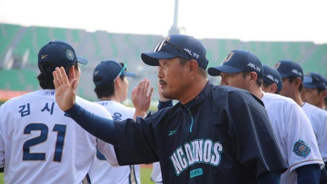 이호준 감독 평가전 첫 승 ...라일리 무실점, 데이비슨·김형준 대포 가동